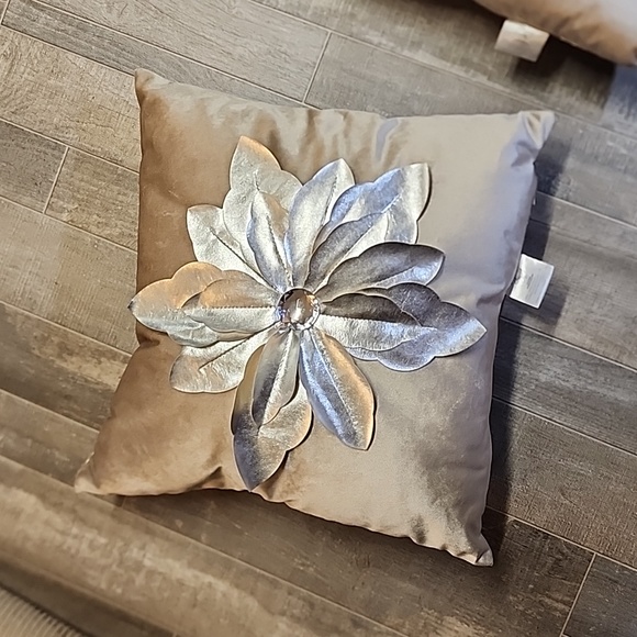 Throw pillows - Picture 6 of 10